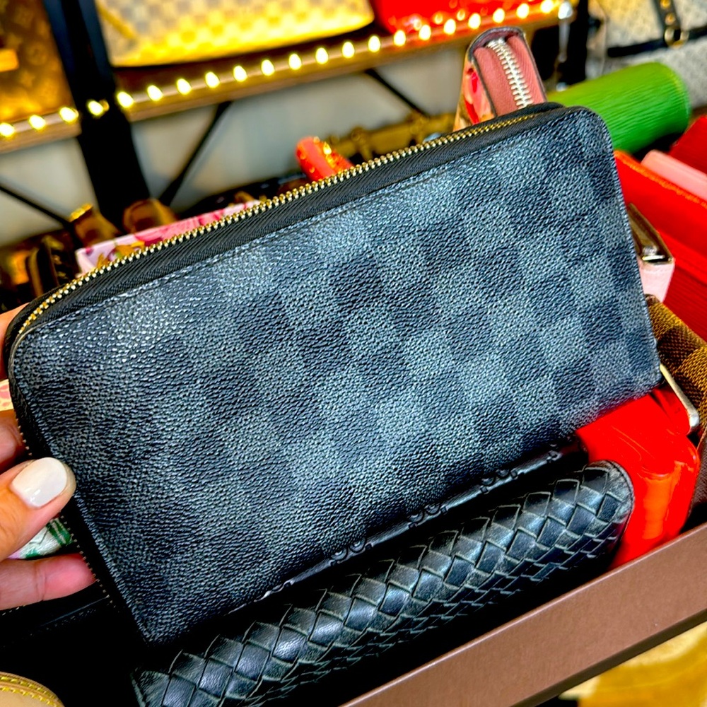 Louis Vuitton GRAPHITE Zippy.